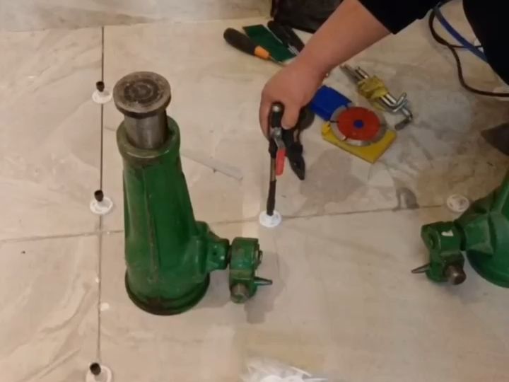 地板砖空鼓怎么处理方法视频(地板砖空鼓最简单的修补方法视频)